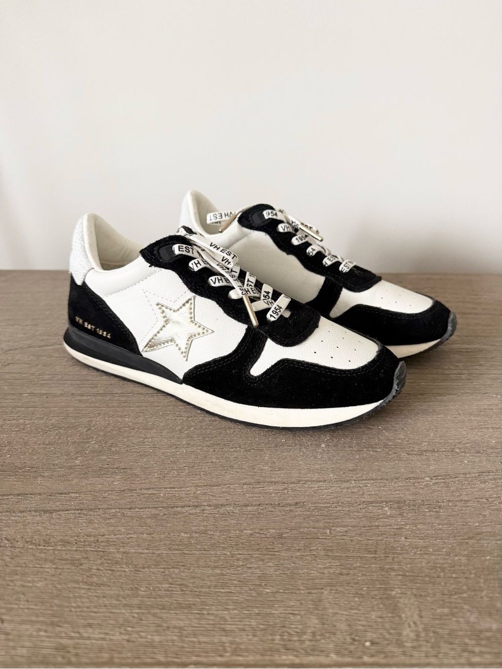 Vintage Havana Women’s Black and White Gold Star Accent Sneakers Size 7.5